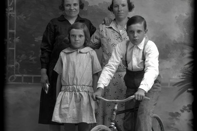 AI Old Photo Restoration — Repair & Colorize Family Photos Free (2026)
