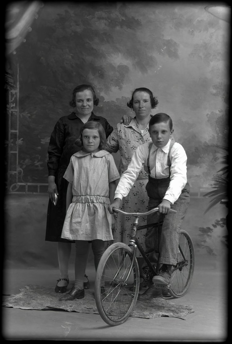 AI Old Photo Restoration — Repair & Colorize Family Photos Free (2026)
